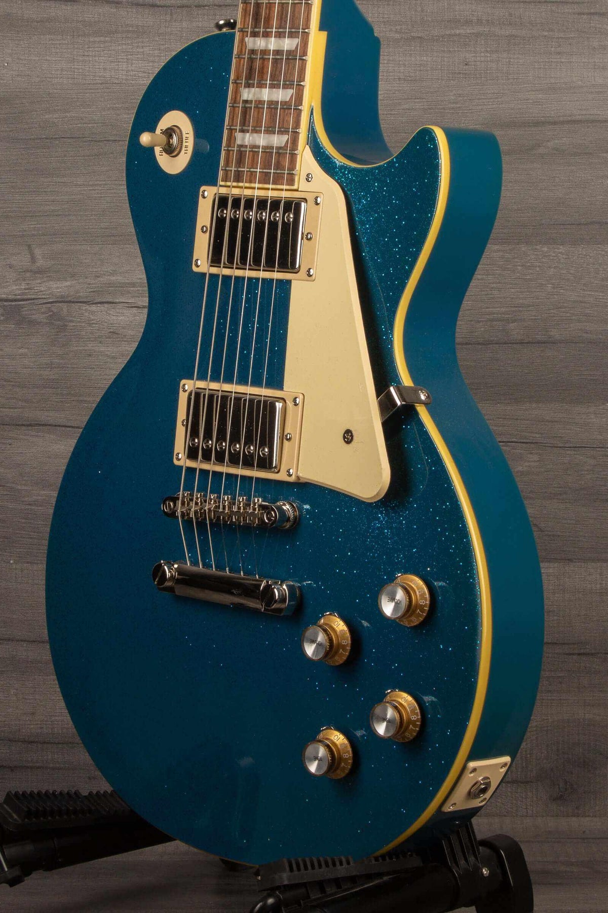 Epiphone Les Paul Standard 60's Brunswick Blue Sparkle electric guitar showcasing its stunning color and features.
