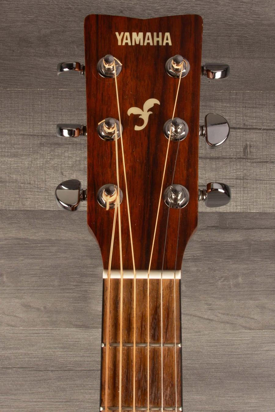 Yamaha - FG700MS guitar headstock showcasing quality craftsmanship and detailed tuning pegs.