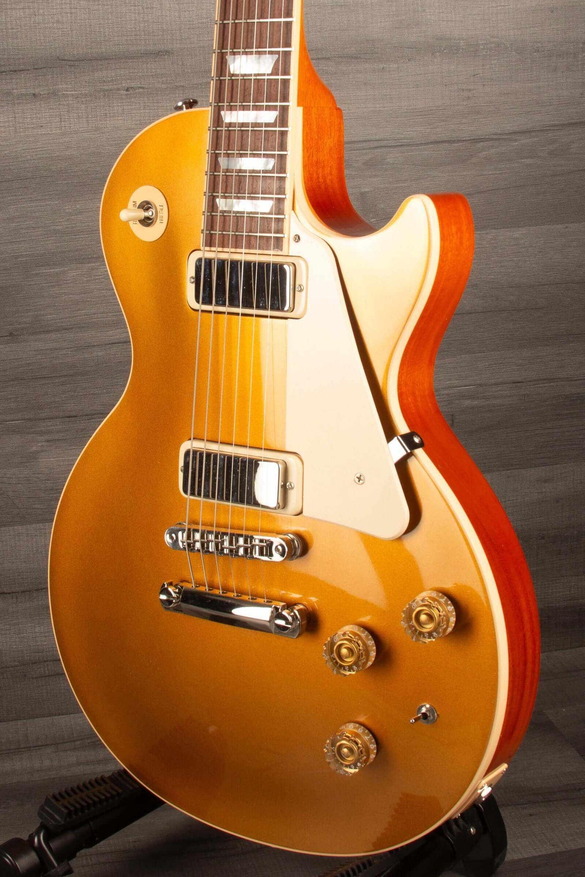 USED - Gibson 2015 Les Paul Deluxe Gold top, featuring G FORCE™ Tuning System and wider neck in exceptional condition.