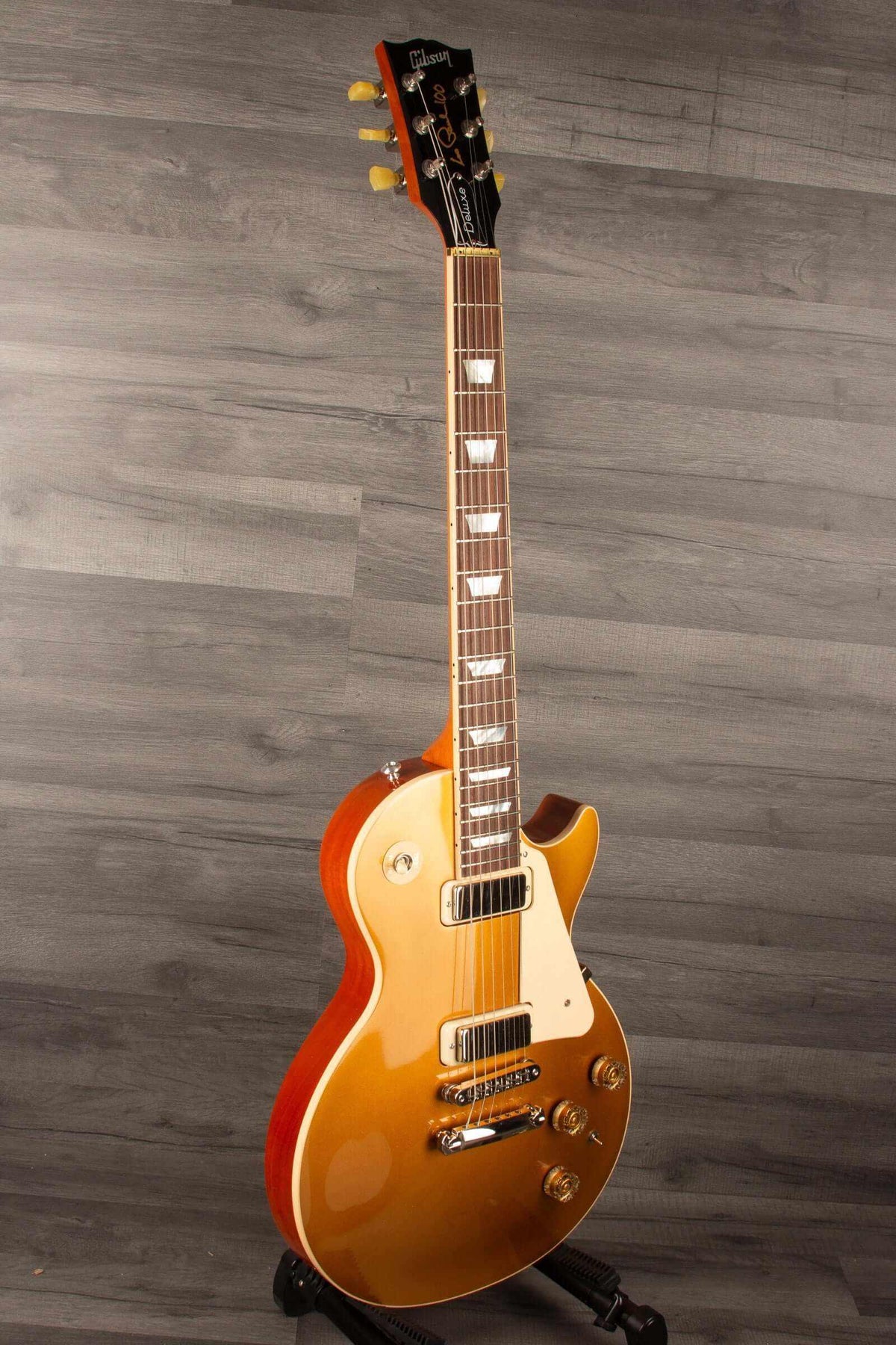 Used Gibson 2015 Les Paul Deluxe Gold Top with G FORCE™ Tuning System, showcasing its exceptional finish and wider neck.