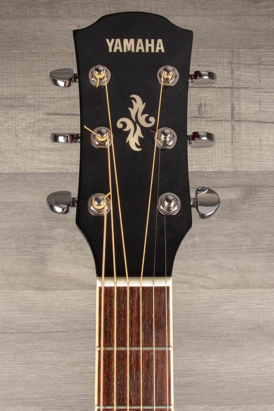Headstock of USED - Yamaha APX600 Electro Acoustic Guitar showcasing logo and tuning pegs.