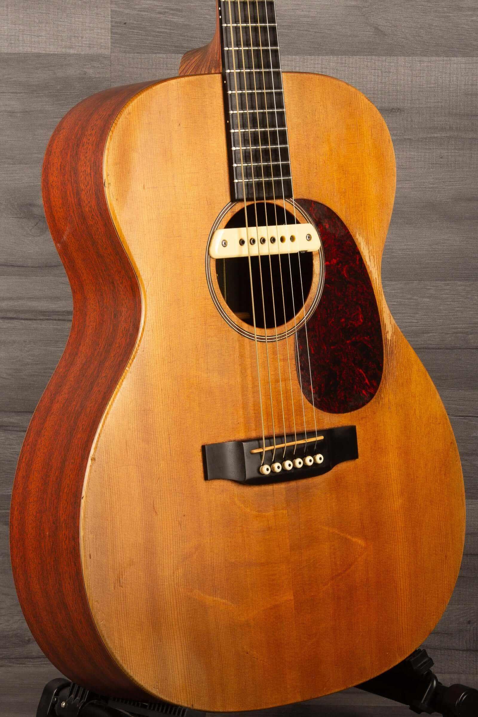 USED - Martin 000X1 inc LR Baggs M1 & hard case, showcasing its character and craftsmanship.