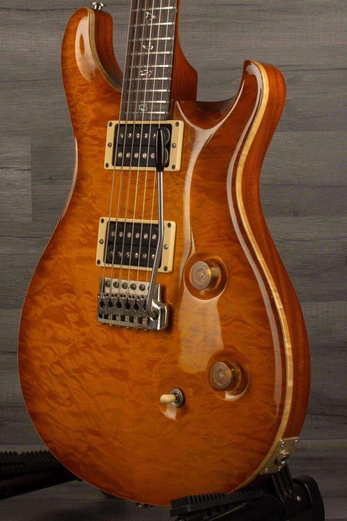 USED - PRS Custom 24 10 Top McCarty sunbuerst (player grade) 2011 close-up of body with quilted maple finish.