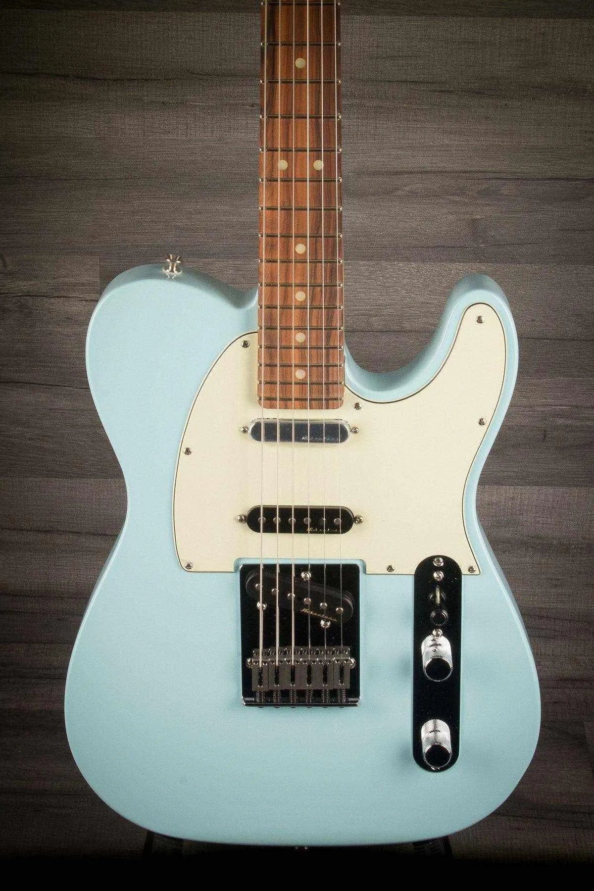 Fender Deluxe Nashville Telecaster in Daphne Blue