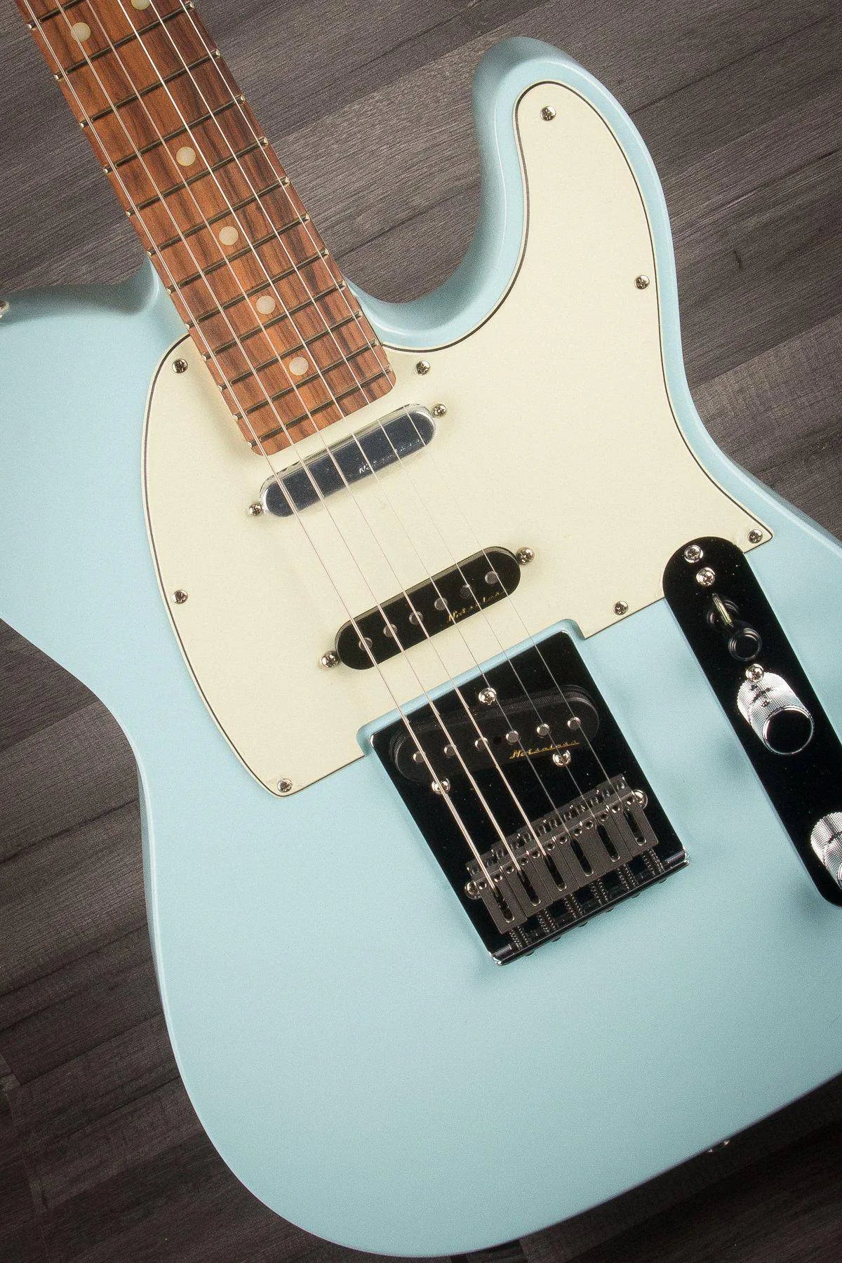 Fender Deluxe Nashville Telecaster in Daphne Blue
