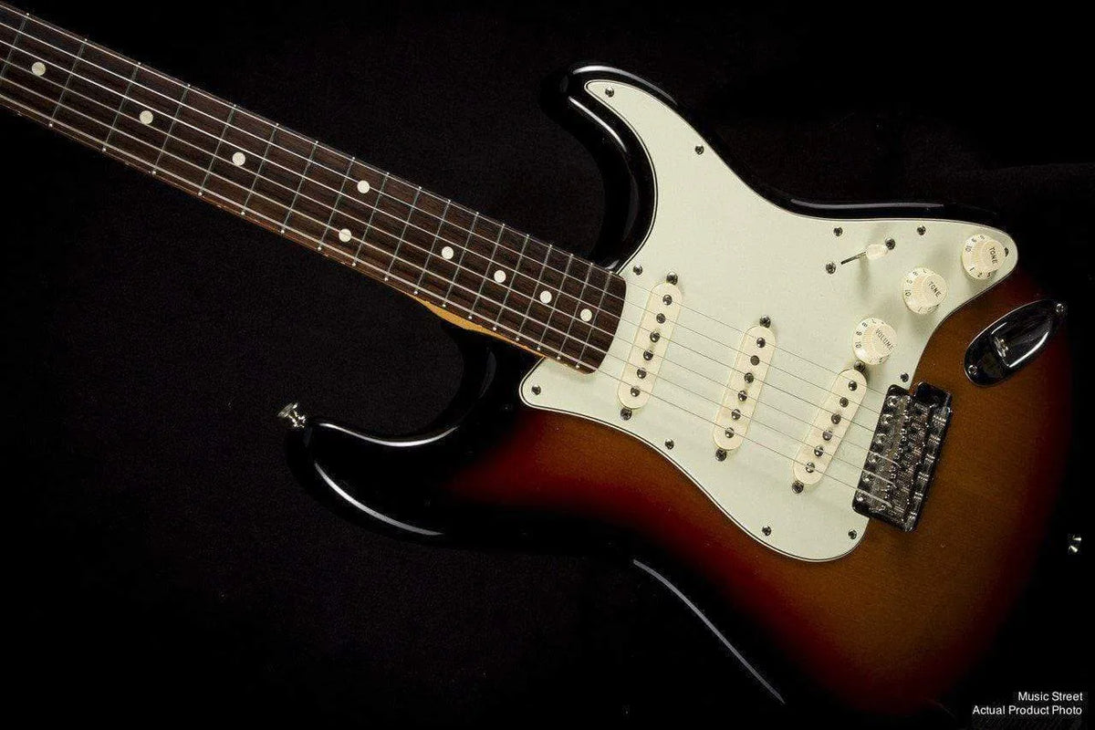 USED - Fender Vintage Reissue '62 Stratocaster (Sunburst)
