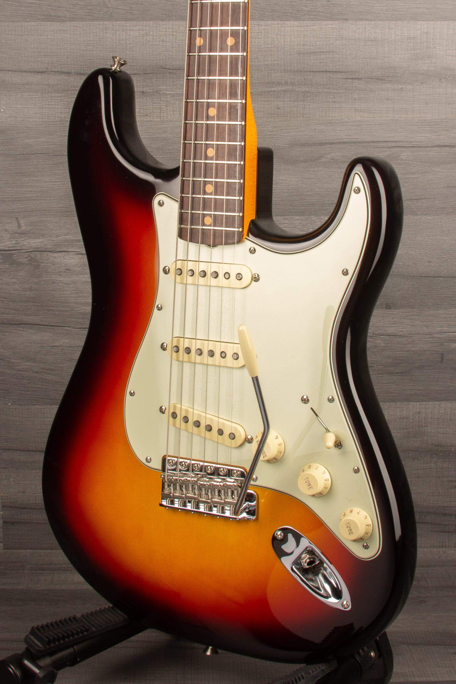USED - Fender American Vintage II 1961 Stratocaster - 3-Colour Sunburst