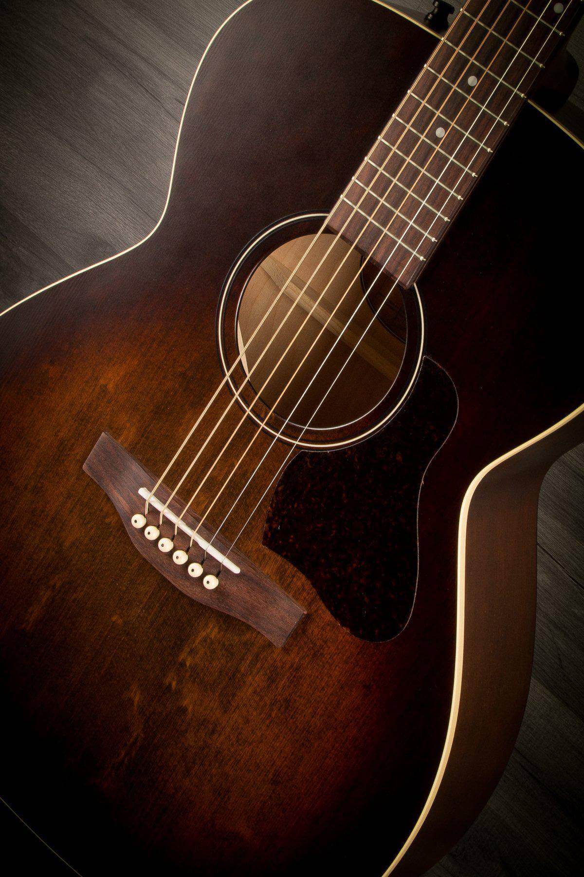 Art & Lutherie Legacy Bourbon Burst Q1T - MusicStreet