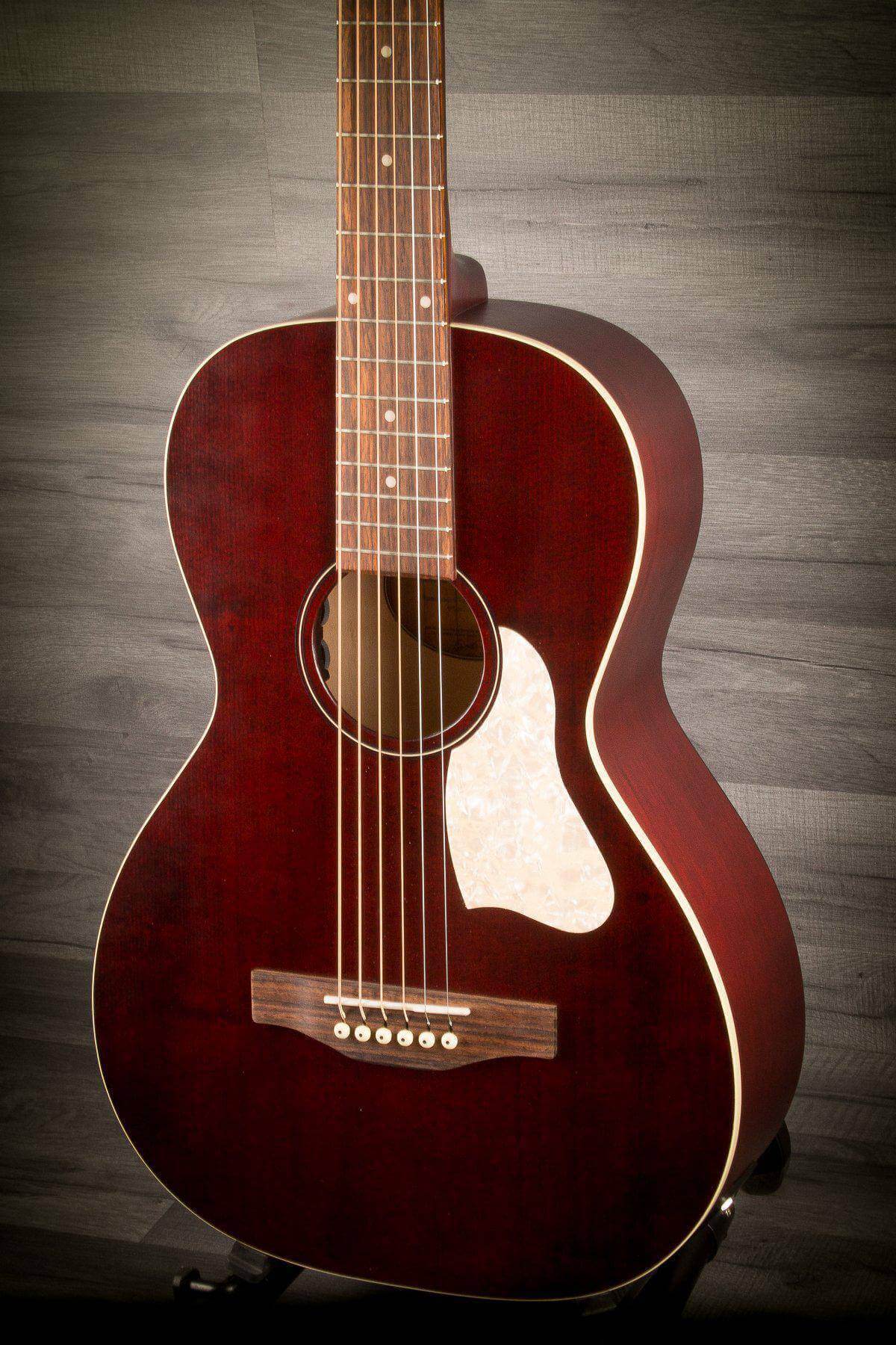 Art & Lutherie Roadhouse Tennessee Red