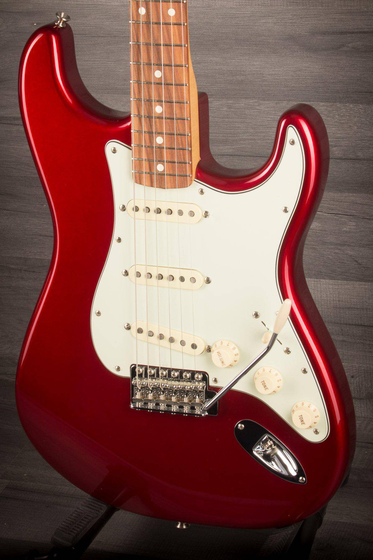 Fender - Classic Series 60'S Stratocaster (Candy Apple Red) - MusicStreet