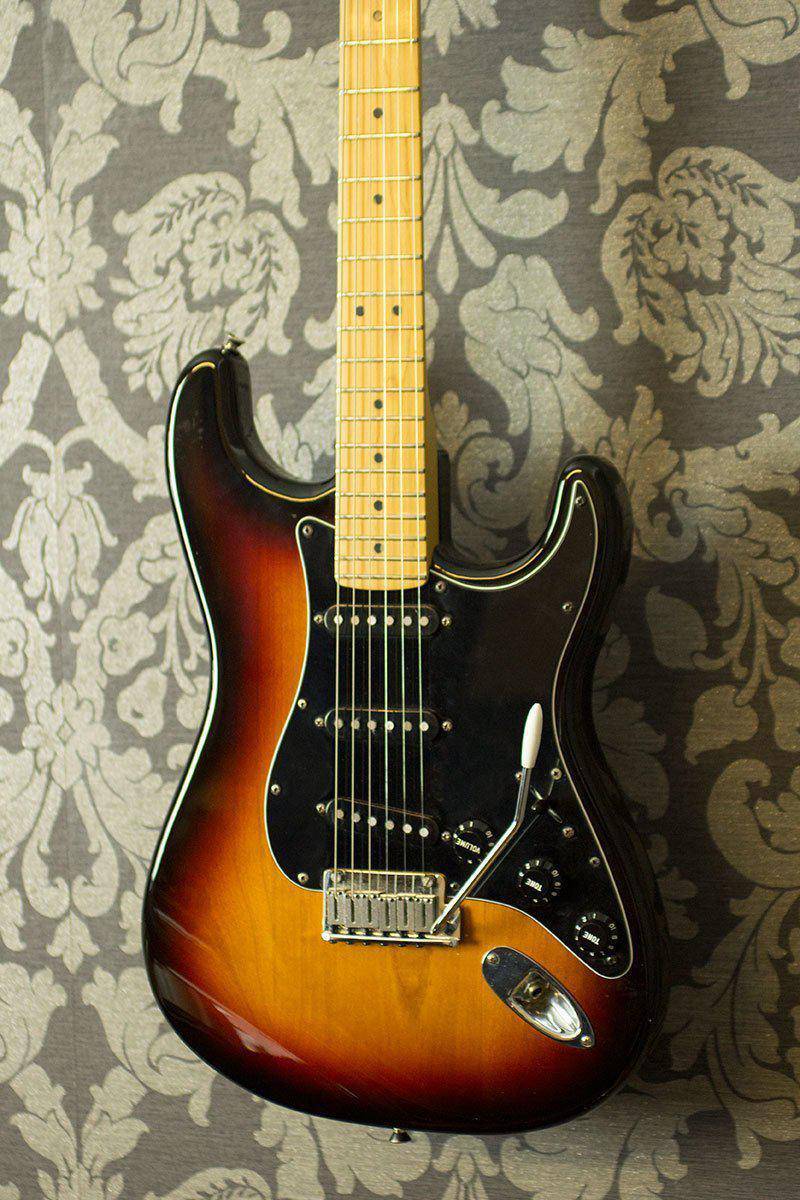 USED - Fender American Standard Stratocaster - 2004
