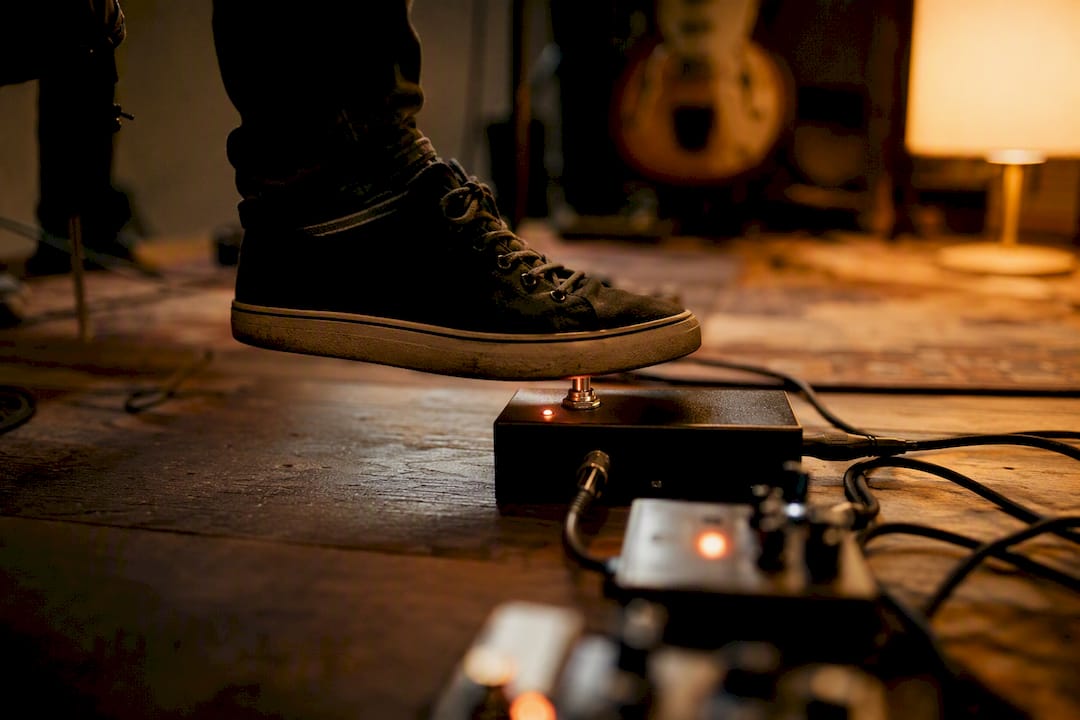 Foot pressing loop pedal switch