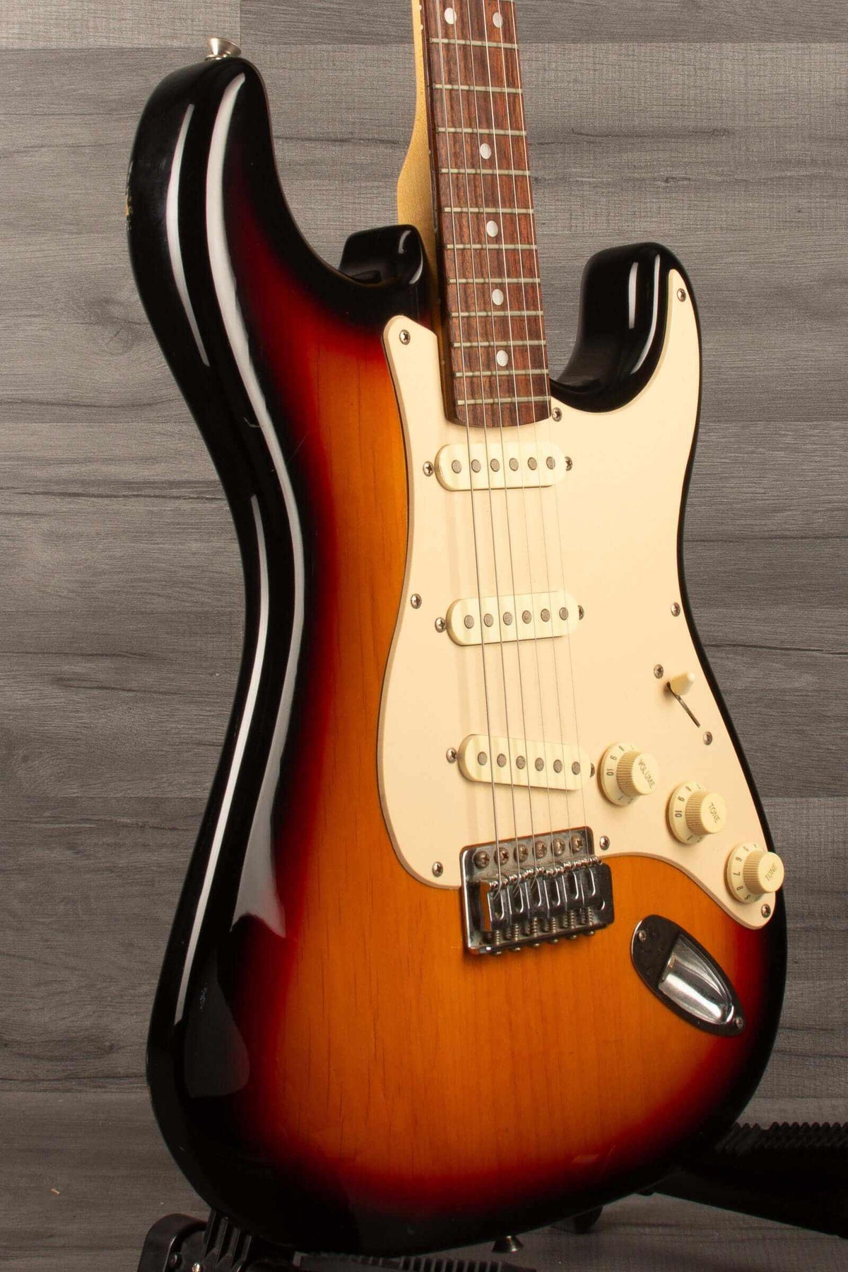 USED - Squier Stratocaster s/b, 1996 model in good condition with slight wear, rosewood board and matte maple neck.