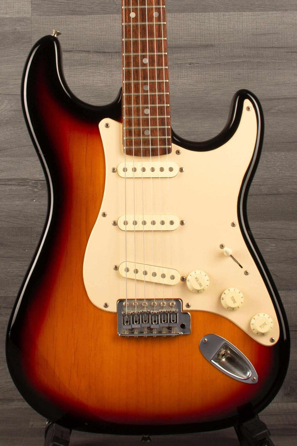 USED - Squier Stratocaster s/b, 1996 model, good condition, rosewood board, matte maple neck, visible wear.