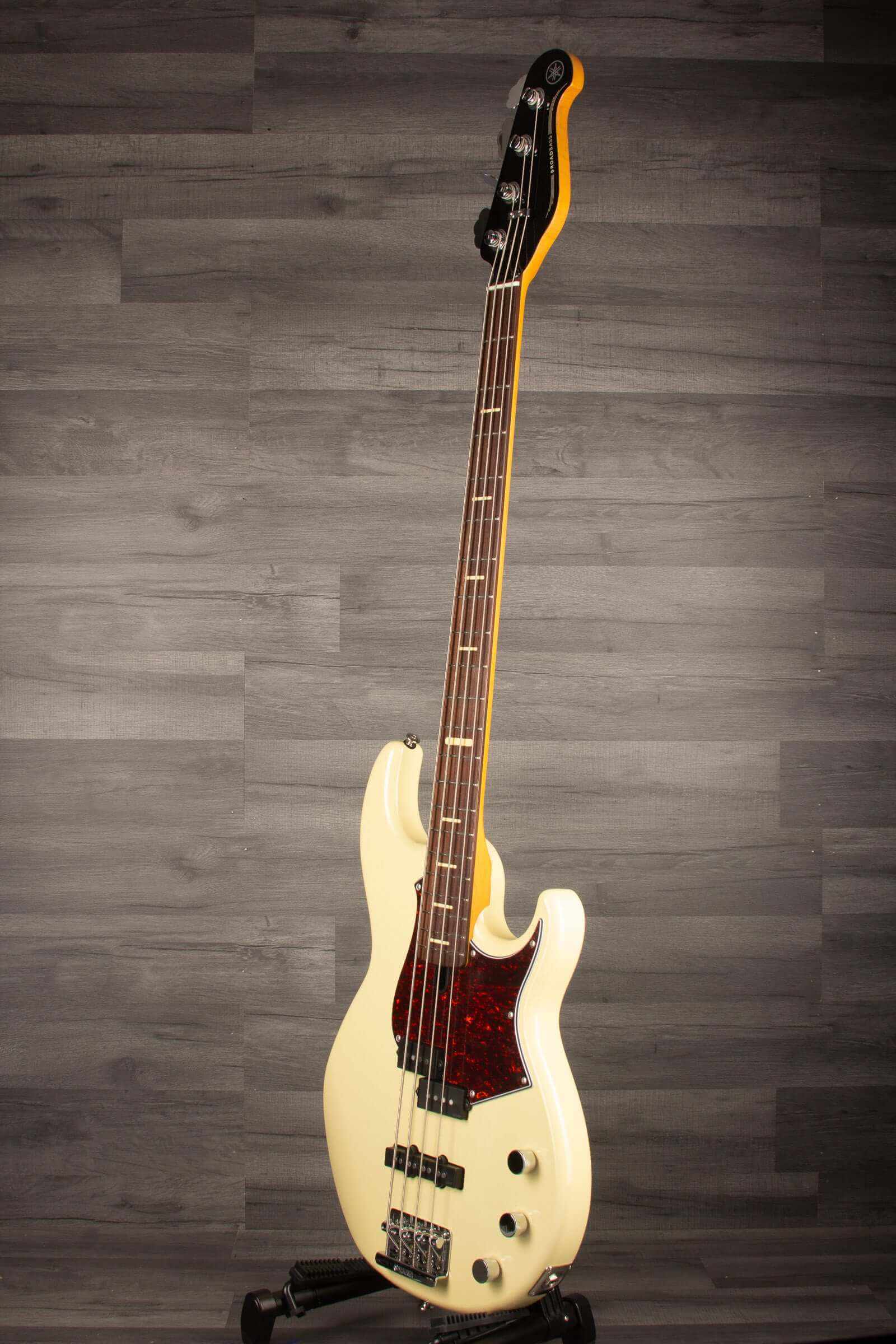 Yamaha BB P34 Pro Series Bass Guitar In Vintage White