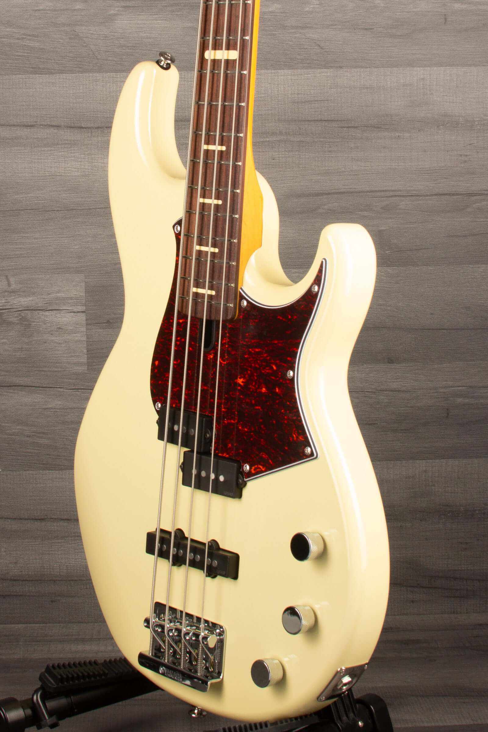 Yamaha BB P34 Pro Series Bass Guitar In Vintage White