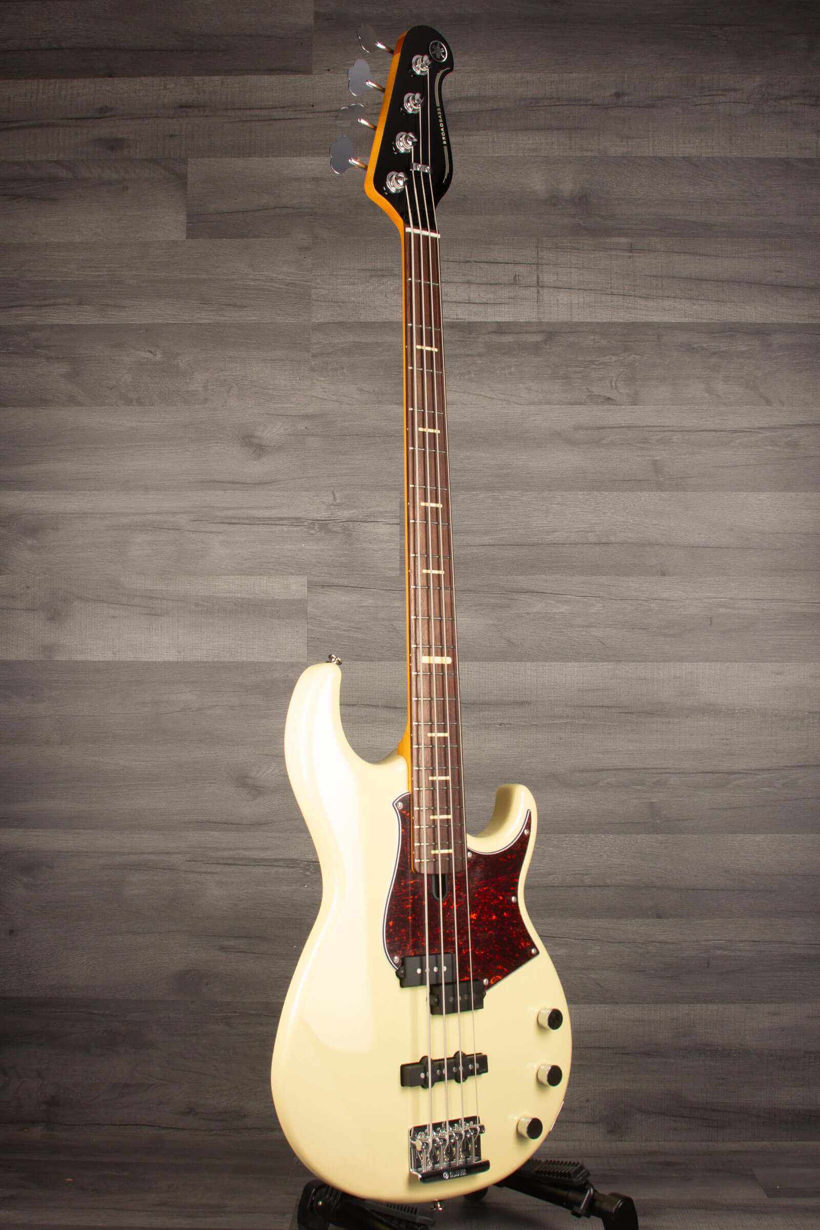 Yamaha BB P34 Pro Series Bass Guitar In Vintage White