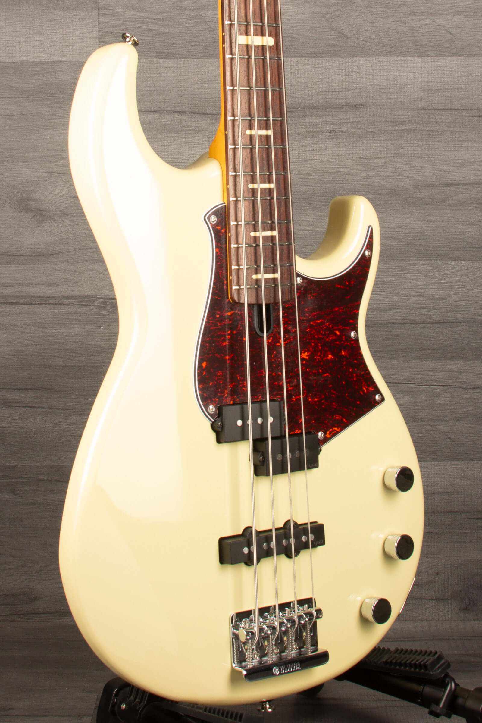 Yamaha BB P34 Pro Series Bass Guitar In Vintage White