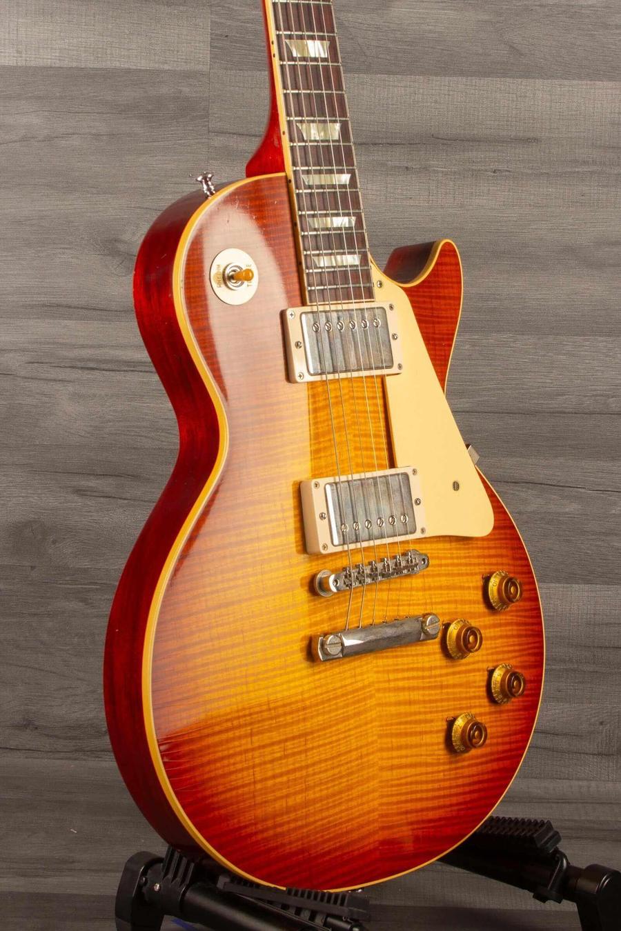 USED - Gibson Murphy Lab Ultra Light Aged, Royal tea burst '59 Les Paul guitar with vintage vibe and classic design.