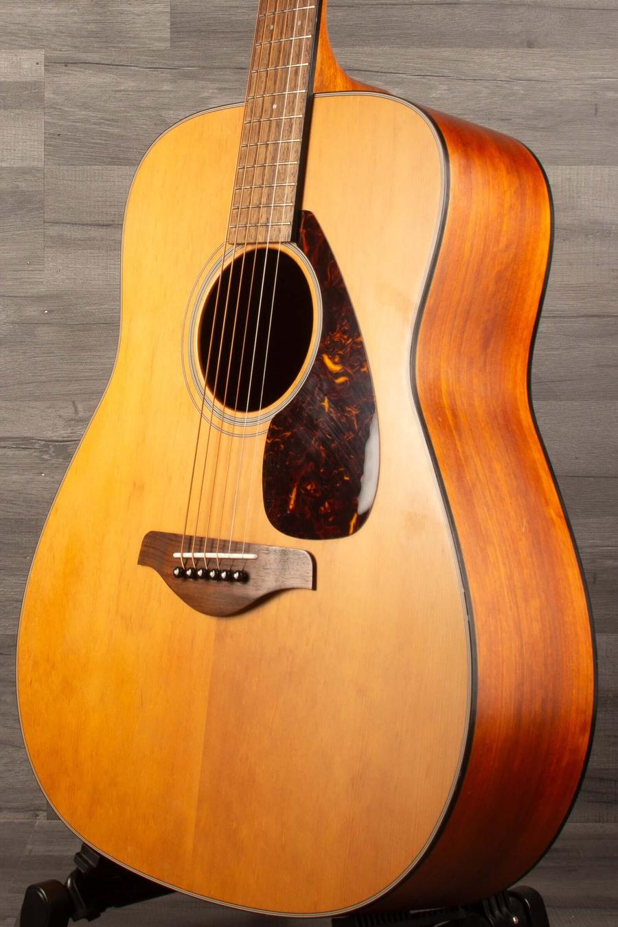 Yamaha - FG700MS acoustic guitar showcasing solid Sitka spruce top and Nato back in good condition.