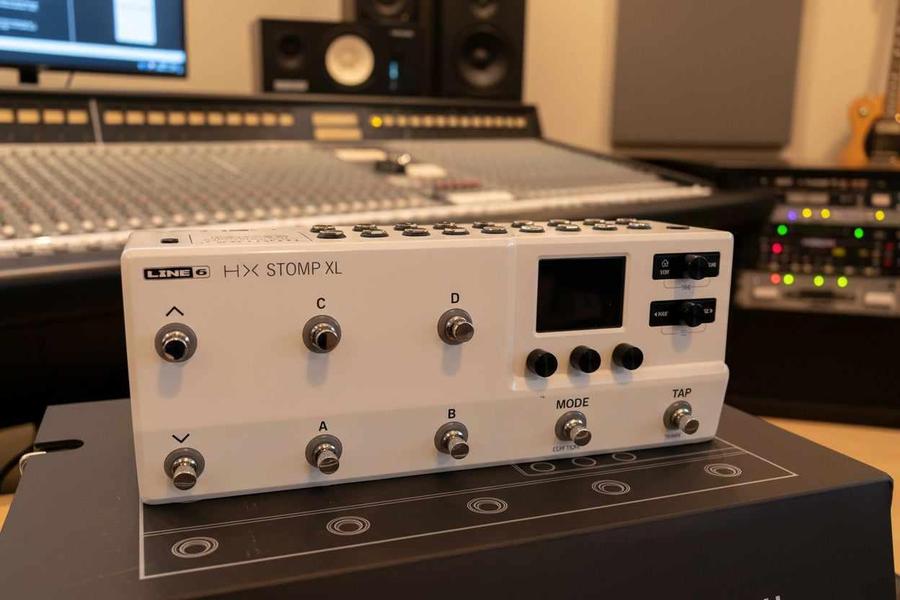 USED  - Line 6 - HX Stomp XL White - MusicStreet