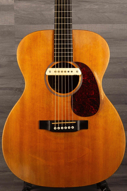 USED - Martin 000X1 inc LR Baggs M1 & hard case close-up view showing playing marks and setup details.