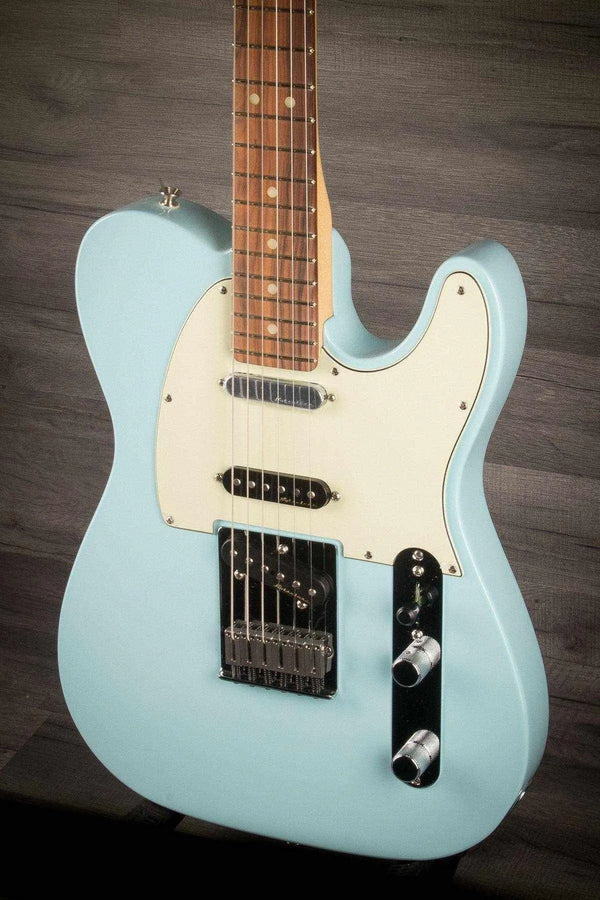 Fender Deluxe Nashville Telecaster in Daphne Blue