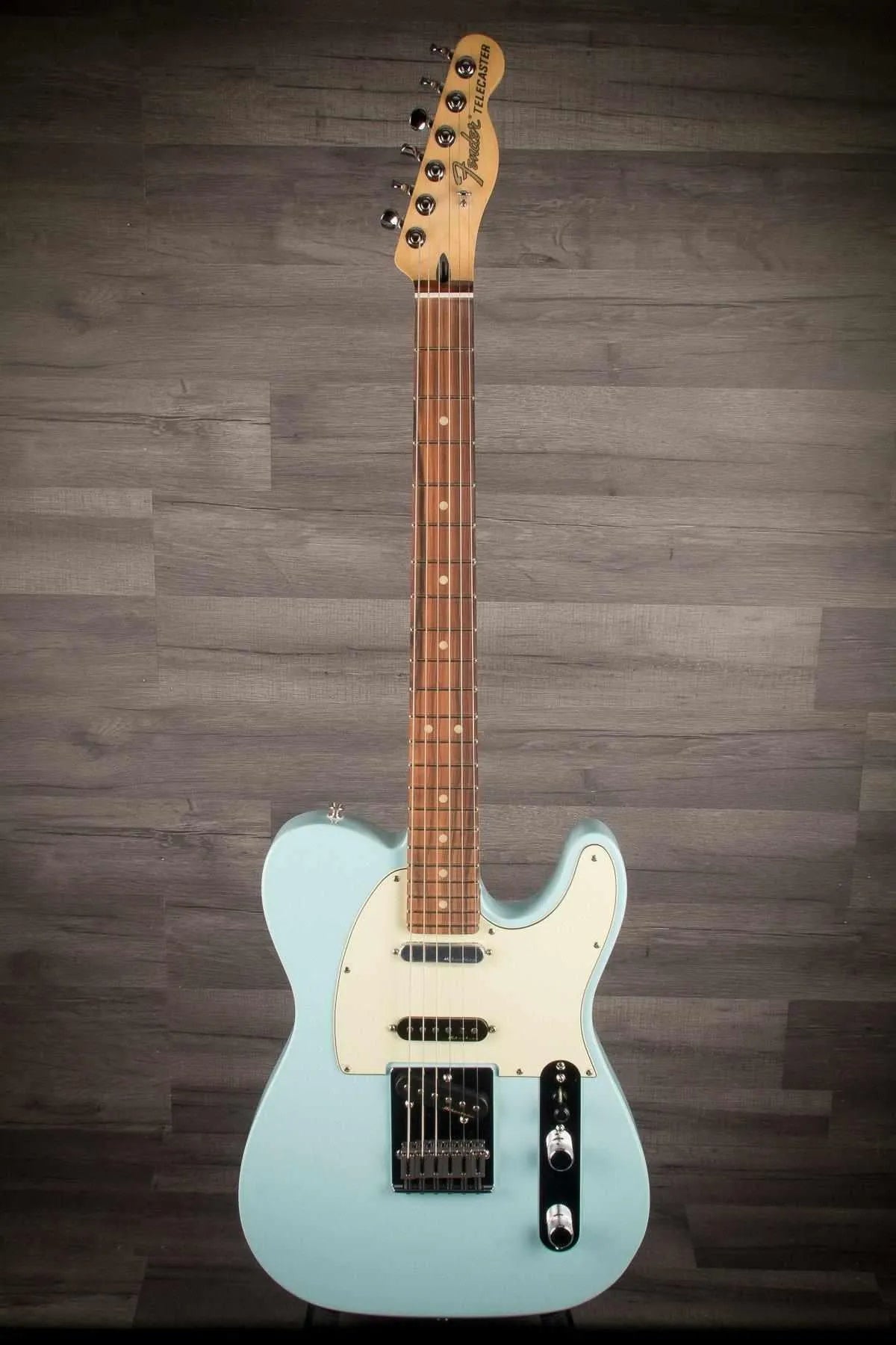 Fender Deluxe Nashville Telecaster in Daphne Blue