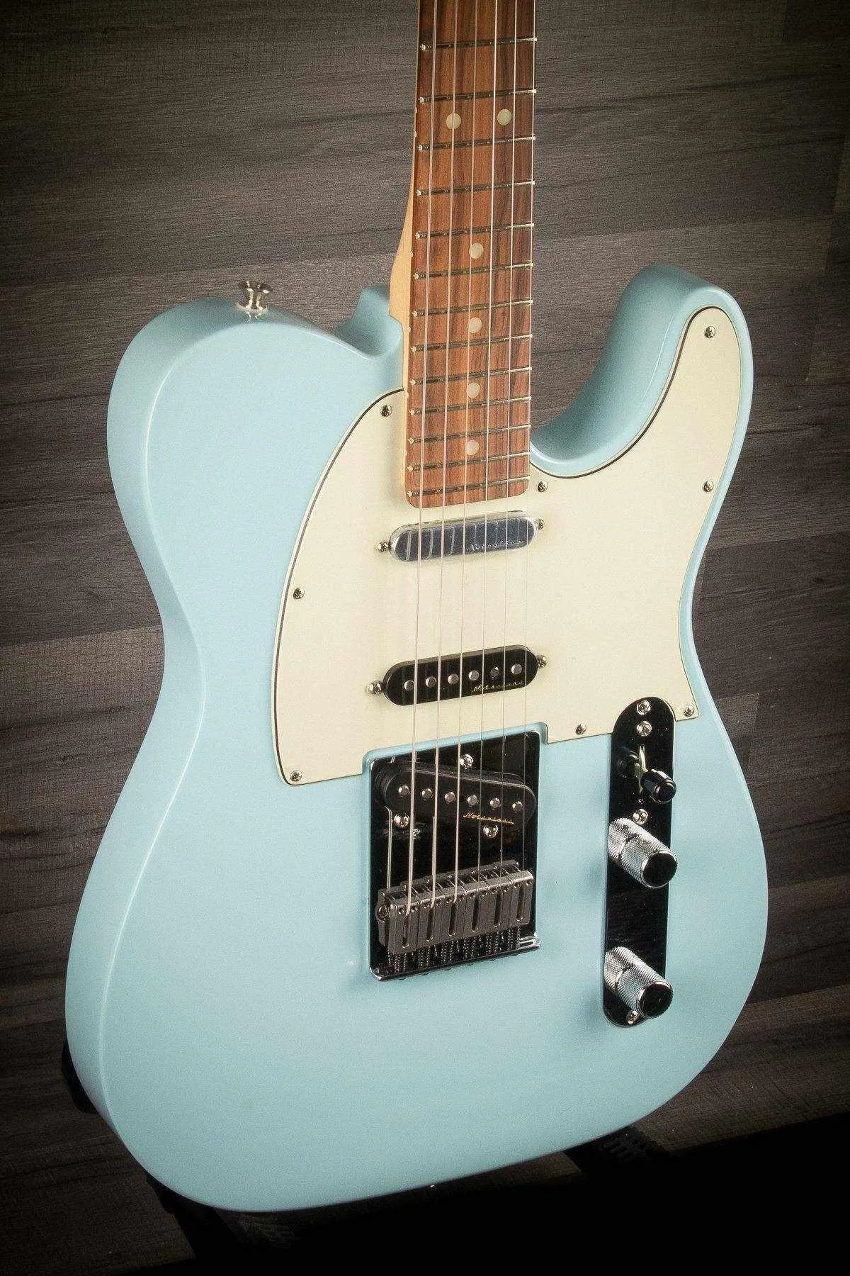 Fender Deluxe Nashville Telecaster in Daphne Blue