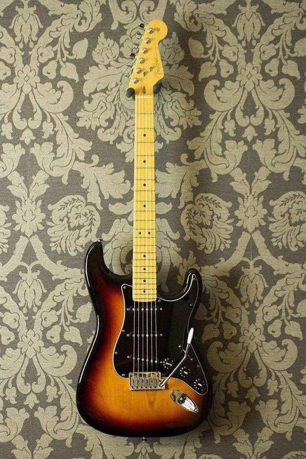 USED - Fender American Standard Stratocaster - 2004