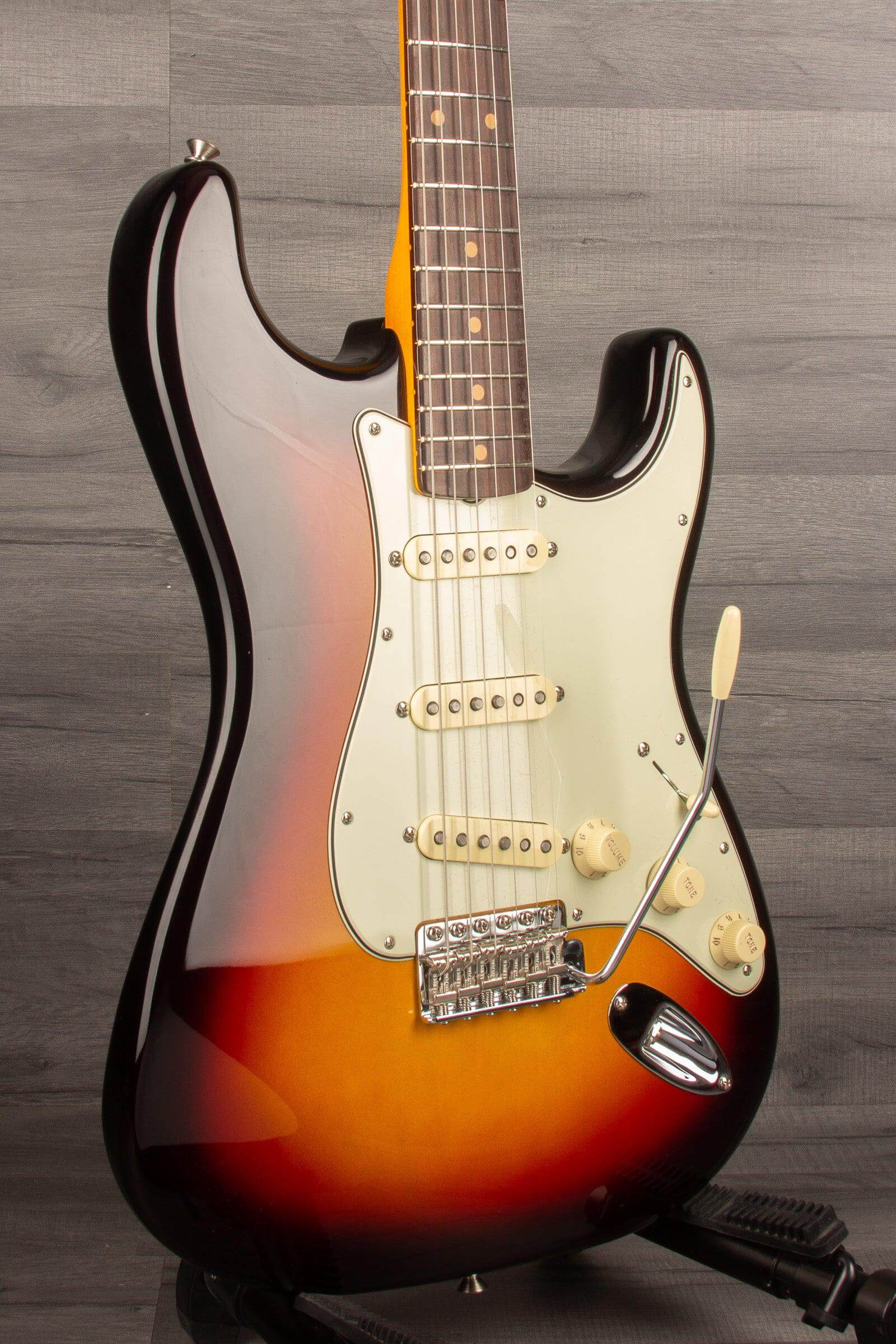 USED - Fender American Vintage II 1961 Stratocaster - 3-Colour Sunburst