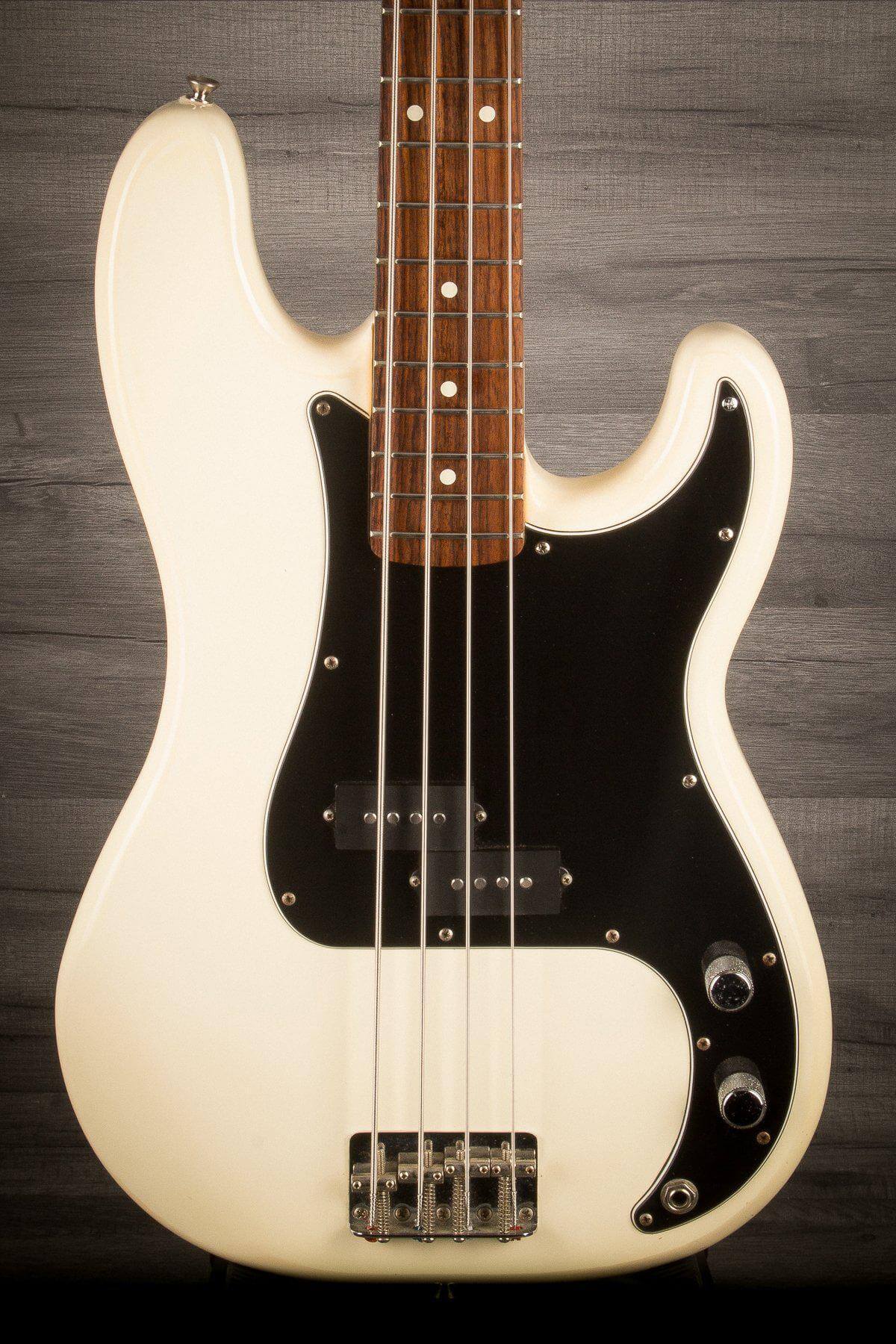 USED - Fender standard P Bass - (MIM 2006) Artic White