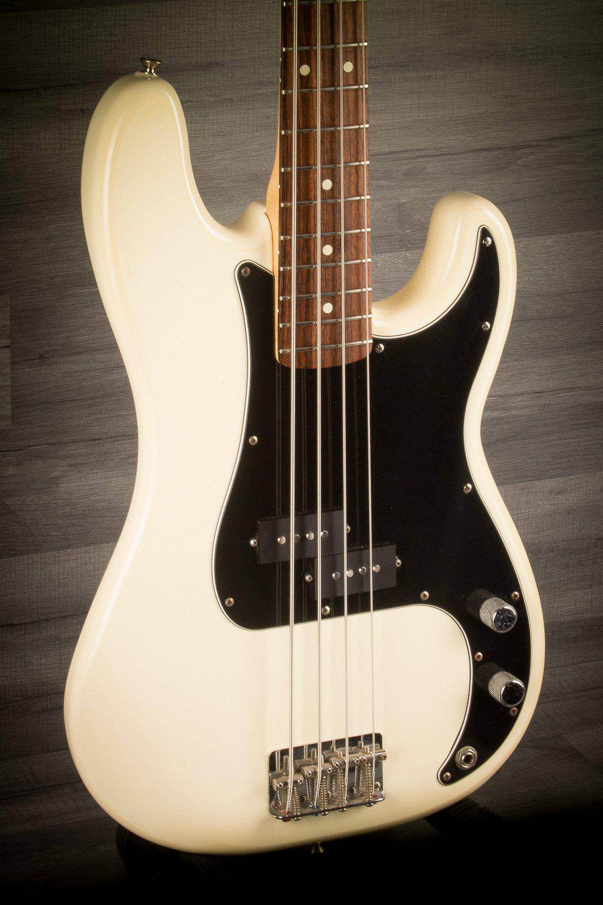 USED - Fender standard P Bass - (MIM 2006) Artic White