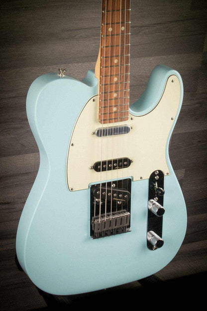 Fender Deluxe Nashville Telecaster in Daphne Blue